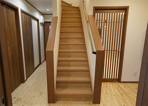 玄関ホールより直接アクセスする階段配置例