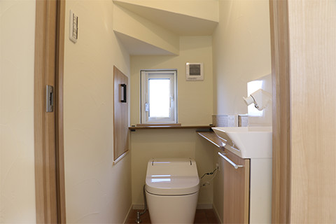 階段の空間を利用したトイレ